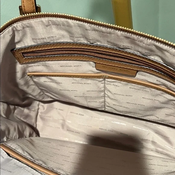 Michael Kors Tan Leather Tote Bag with Structured Design NWOT - Picture 5 of 15